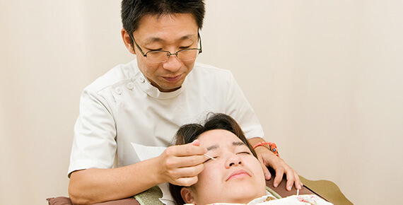 眼科治療に特化した鍼灸師による施術風景